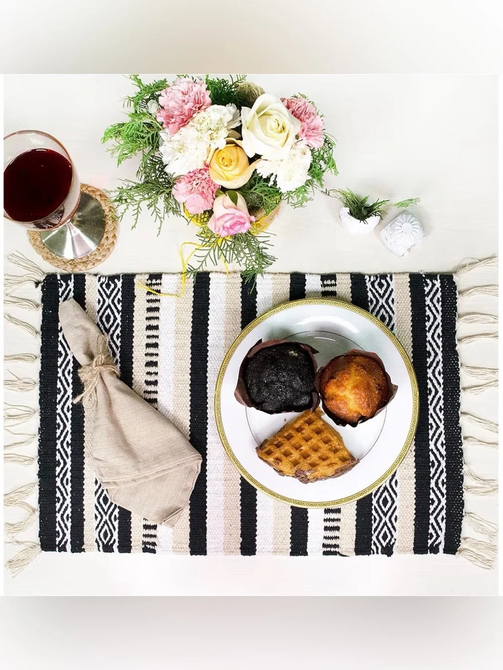🍴Set of 4 black/cream patterned rectangular placemats.